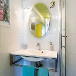 Guesthost - Lovely With Garden And Parking Appartement
