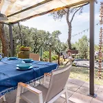 Guesthost - Lovely With Garden And Parking *