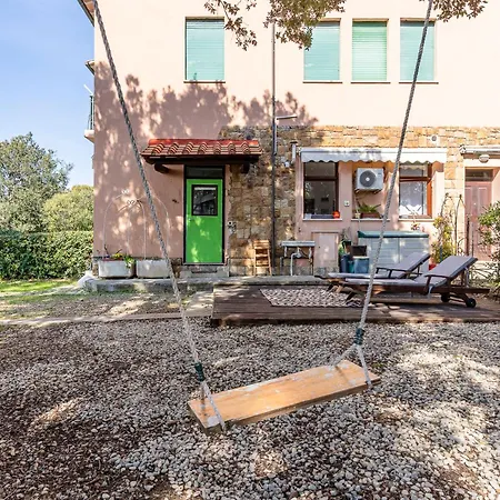 Guesthost - Lovely With Garden And Parking