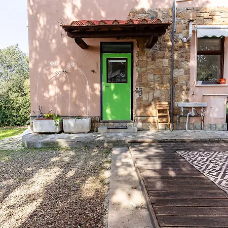 Guesthost - Lovely With Garden And Parking Appartement *